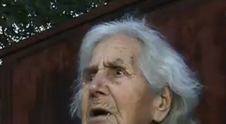 баба митра плаках заедно децата