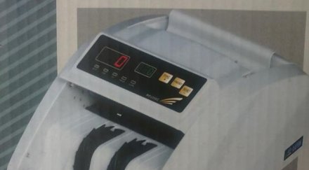 мъж сви машина броене мангизи