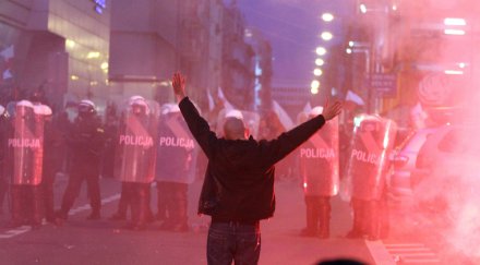 масови безредици варшава ранени полицаи