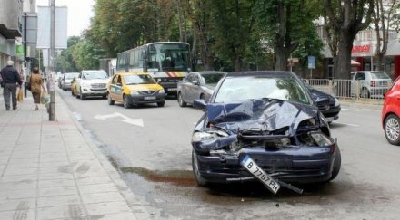 малолетен потроши опел