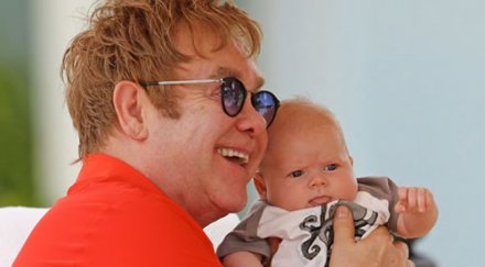 елтън джон второ дете същата сурогатна майка