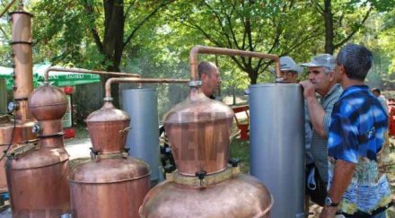 конфискуваха кила незаконна ракия