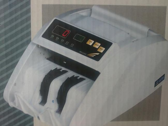 Мъж сви машина за броене на мангизи