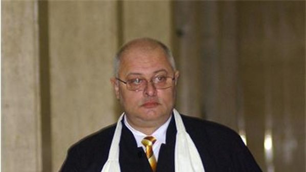 Битият съдия под охрана