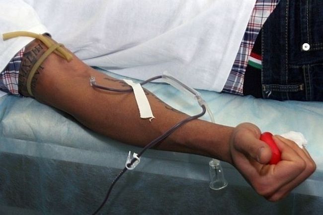 Персоналът от кръвния център хвърлят масово оставки