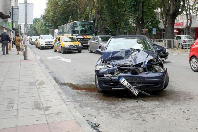 Малолетен потроши Опел