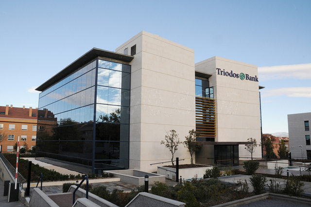 Испанци потрошиха куп банки в страната