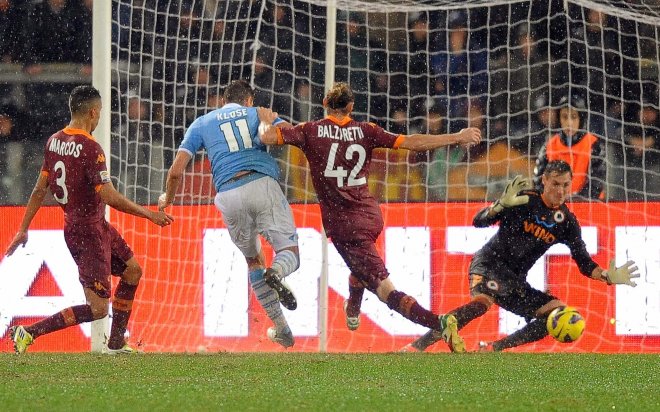 Наръган фен, пет гола и победа за Лацио в Римското дерби