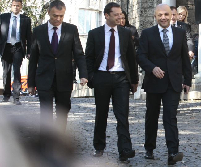 Скандално! Министри се хилят на сбогуването с Максим