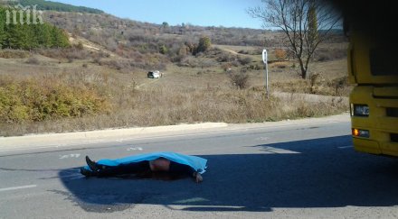 жестока смърт пътя камион влачи мъж прегази перник снимки