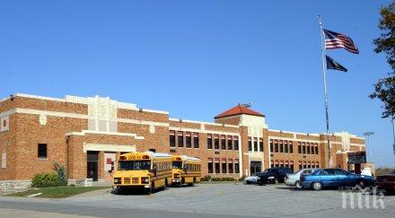 шок хванаха годишни ученици правят орална любов масата училищен стол