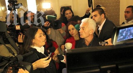 скандал депутати атака нападнаха българска учителка парламента