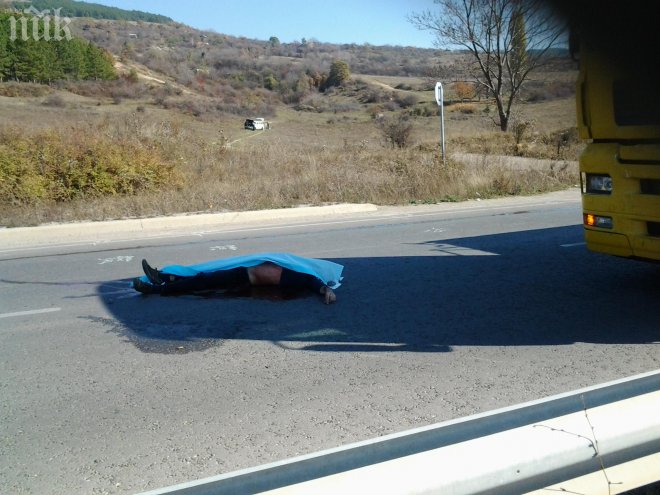 Жестока смърт на пътя! Камион влачи мъж и го прегази край Перник (снимки)