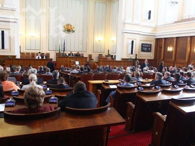 Парламентът призна! С над 50% намалели чуждите инвестиции през 2013 г. 