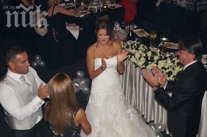 Фейсбук изригна: Яна се е оженила с рокля менте