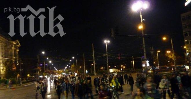 Реформаторите са под прозорците на Софийския университет, аплодират студентите