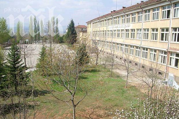 Ученик се метна от третия етаж на училището си в Хасково