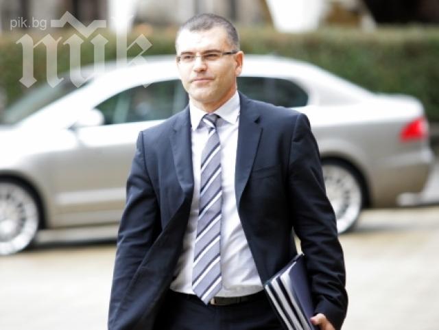 Скандал! Чиновници от министерството на Дянков прибирали по 5 бона на месец!