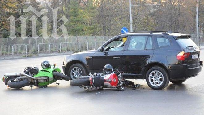Двама мотористи се натресоха в джип в София (снимка)
