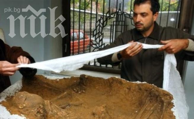 Откриха олтар и човешки кости в дома на окултист
