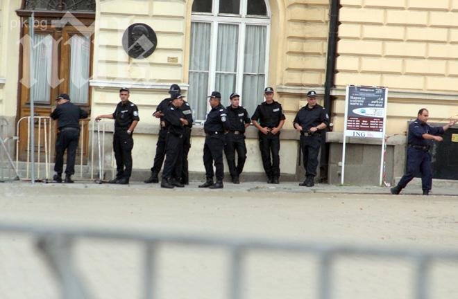 Десетина протестиращи освиркват парламента