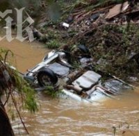 Пиян шофьор се преобърна в дере