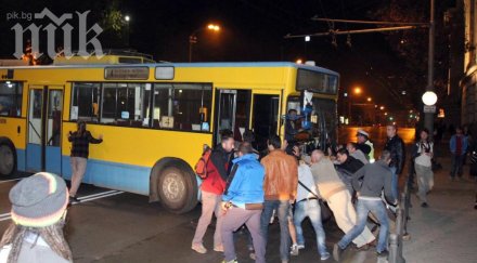 тролей препречи пътя линейка протестиращите избутаха