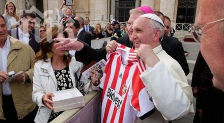 съндърланд подари екип папата