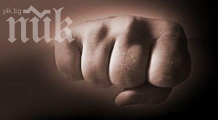 потресаващо мъж преби жестоко друг мъж погледнал жена