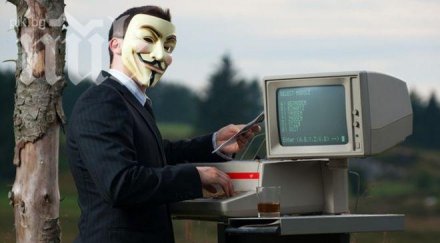 годишен хакер анонимните разбива правителствени полицейски сайтове