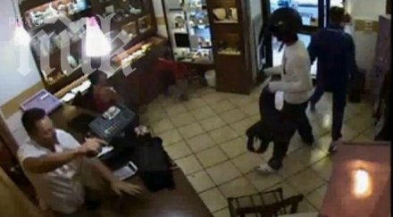 бандити пистолет обраха магазин продавачът онемя