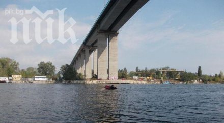 мъж увисна аспаруховия мост полицията убеди хвърля обновена