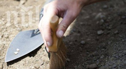 археолози откриха скелет нож таза