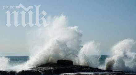 жена повлечена бурното море бретан франция