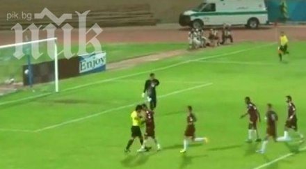 зъл екшън съдия пребива футболисти наред видео