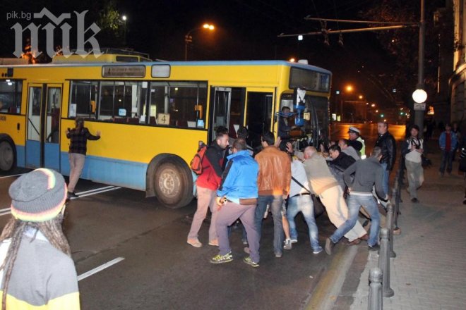 Тролей препречи пътя на линейка, протестиращите го избутаха