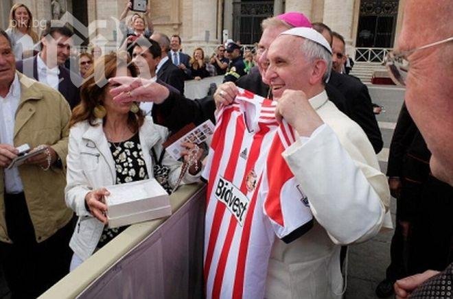 Съндърланд подари екип на папата