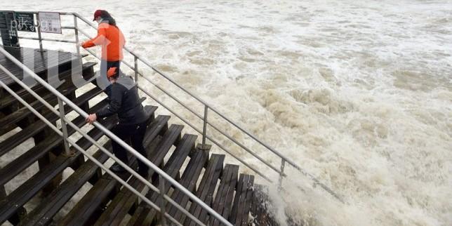 В Хамбург обявиха извънредно положение заради смъртоносния ураган