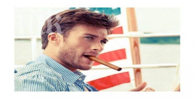 Фенки вървят на тълпи след сина на Клинт Истууд