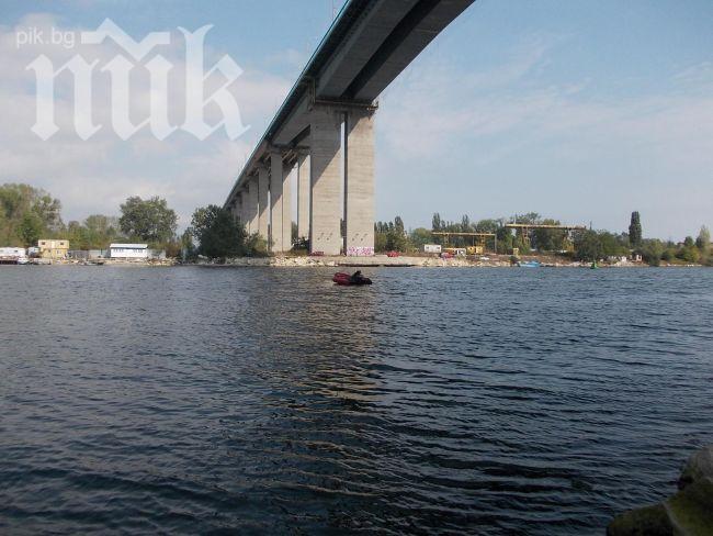 Мъж увисна от Аспаруховия мост, полицията го убеди да не се хвърля (обновена)