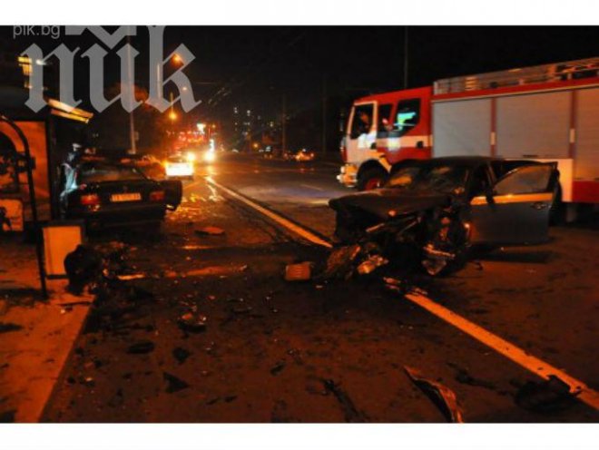 БМВ се заби в светофар, загина шофьорът, двама са ранени