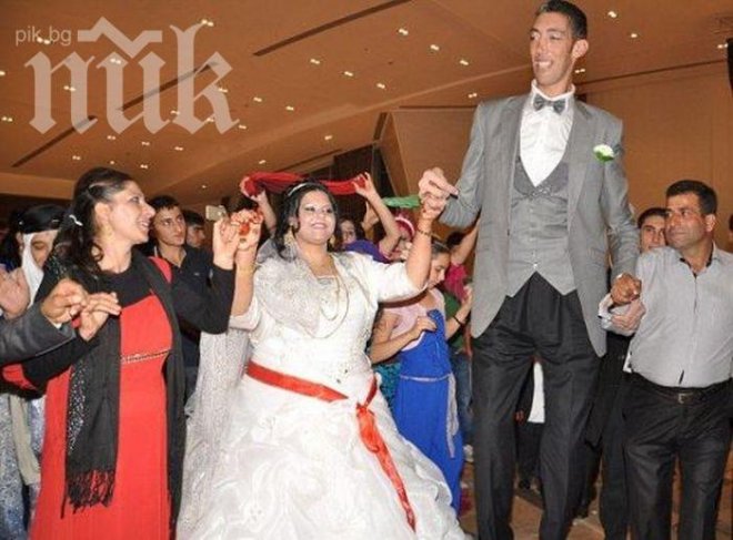 Най-високият мъж в света вдигна пищна сватба