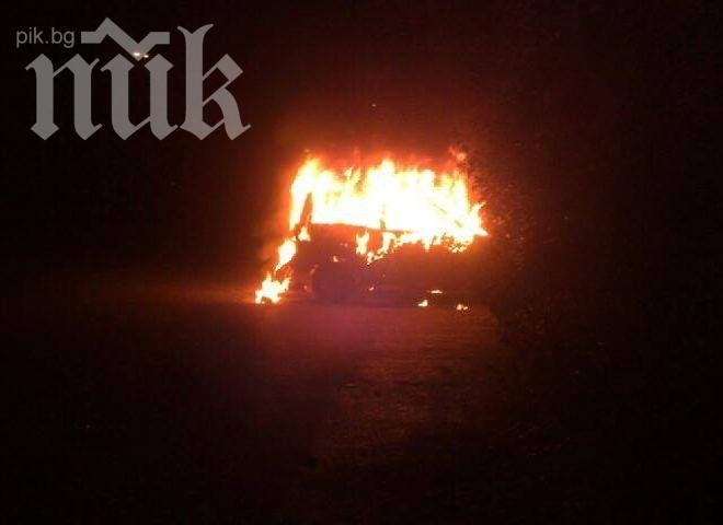 Само в ПИК: Наркомани подпалиха кола под носа на пожарникарите (снимки)