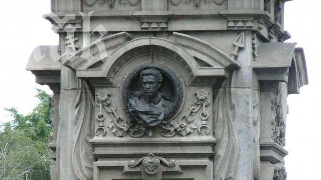 Крадат метални части от паметника на Васил Левски в София