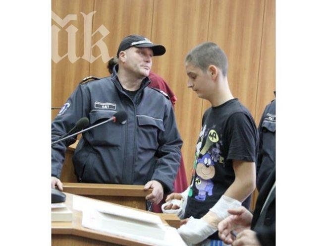 Вижте Иван, който наръга 12 пъти приятеля си Искрен. Родителите му плачат в съда (обновена)