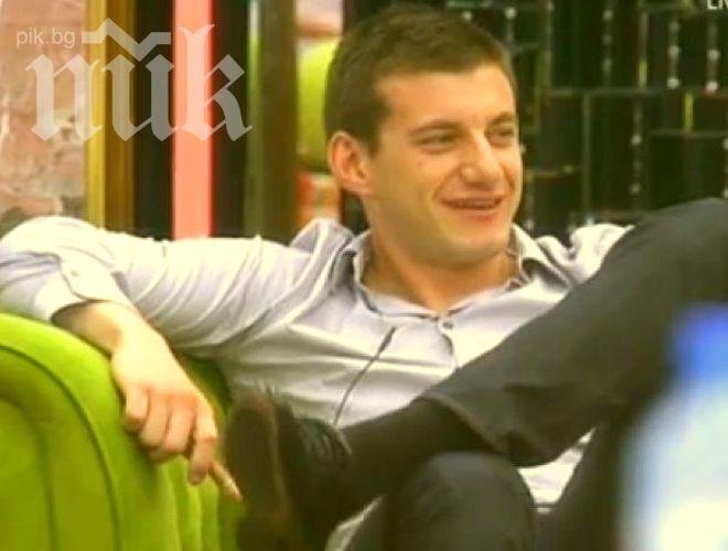 Пламен си сложи табела на ВИП апартамента, вбеси Шамара