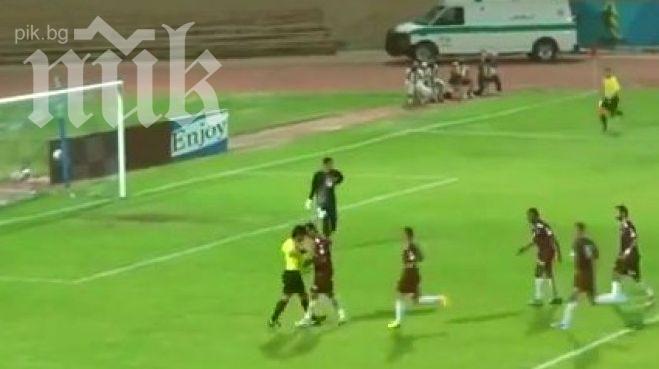 Зъл екшън! Съдия пребива футболисти наред (видео) 