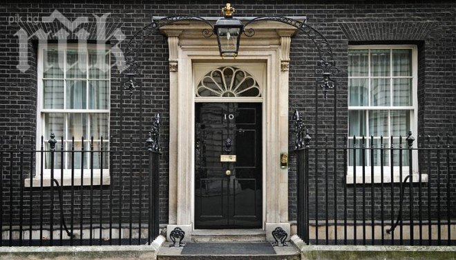 Кран рухна върху офис на британския премиер