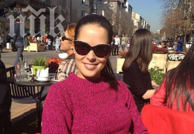 Ана Иванович очарована от хубавото време, пи кафе в центъра на София