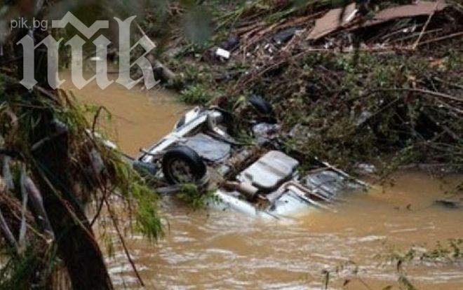 Пиян шофьор се преобърна в дере